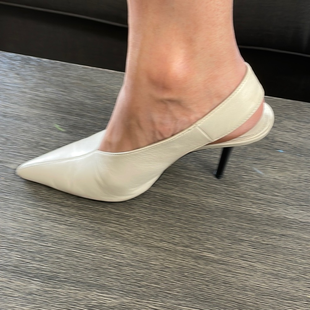 Zara shoe size 39 equals to and 8. Beige. About 3 or 31/2 inches. Final sale.